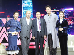 大道董事長(zhǎng)羅永輝與著名歌星劉尊老師、汪正正老師、郭津彤老師、主持人雅琪在北京電視臺(tái)錄制節(jié)目現(xiàn)場(chǎng)親切合影